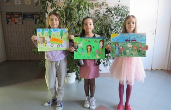 Uczennice z autorskimi pracami - konkurs 