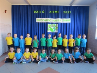 Dzieci z oddzialu przedszkolnego podczas wystepow artystycznych z okazji Dnia Ziemi 2