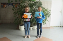 Uczniowie klasy II Zpracami plastycznymi Kosmiczna przygoda