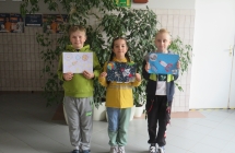 Uczniowie klasy III Zpracami plastycznymi Kosmiczna przygoda