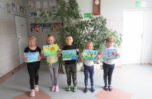 Dzieci z oddzialu przedszkolnego - konkurs plastyczny Majowa laka