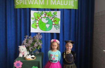 Zuzanna i Oliwia podczas konkursu muzycznego Spiewam i maluje