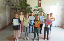 Uczniowie klasy II bioracy udzial w konkursie plastycznym Kartka dla mojej mamy