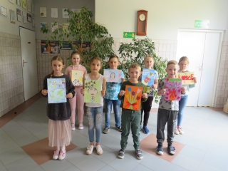 Uczniowie klasy II bioracy udzial w konkursie plastycznym Kartka dla mojej mamy