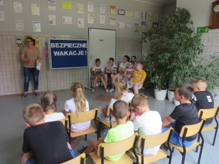 Spotkanie z pielegniarka dotyczace bezpieczenstwa podczas wakacji 2