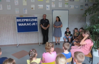 Spotkanie z policjantem dotyczace bezpieczenstwa podczas wakacji 1