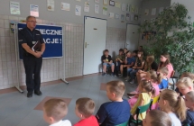 Spotkanie z policjantem dotyczace bezpieczenstwa podczas wakacji 4