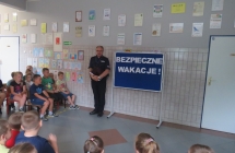Spotkanie z policjantem dotyczace bezpieczenstwa podczas wakacji 3