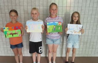 Uczniowie klasy III bioracy udzial w konkursie plastycznym Z rodzina najlepiej
