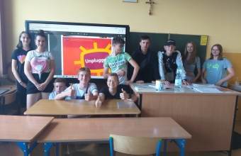Uczniowie klasy VIII podczas warsztatów „UNPLUGGED”
