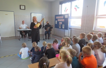 Uczniowie podczas audycji muzycznej