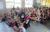 Uczniowie podczas audycji muzycznej