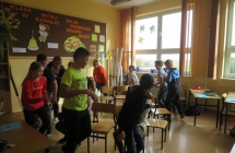 Uczniowie klasy IV podczas warsztatow Profilaktyka zachowan agresywnych. Rozwiazywanie konfliktow rowiesniczych.