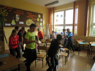 Uczniowie klasy IV podczas warsztatow Profilaktyka zachowan agresywnych. Rozwiazywanie konfliktow rowiesniczych.