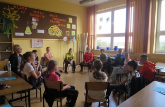 Uczniowie klasy IV podczas warsztatow Profilaktyka zachowan agresywnych. Rozwiazywanie konfliktow rowiesniczych.2