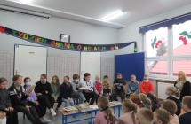 „Mala ksiazka - wielki czlowiek” – starsi uczniowie czytaja mlodszym. 2