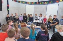 „Mala ksiazka - wielki czlowiek” – starsi uczniowie czytaja mlodszym.