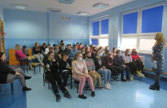 Uczniowie klas VI - VIII poddczas spotkanie z kuratorem