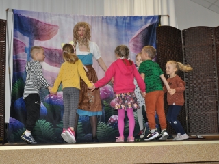Teatrzyk ''Alicja w krainie dobrych manier” 2