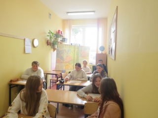 Uczniowie klasy VIII podczas warsztatow (2)