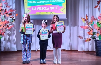 Ucznioie SP w Milaczewie podczas XIV Przegladu Piosenki Dzieciecej i Mlodziezowej Na wesola nute (2)