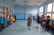 Udzial uczniow SP w Milaczewie w akcji Dzien Postaci z Bajek (13)