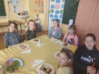 Uczniowie SP w Milaczewie bioracy udzial w akcji Sniadanie Daje Moc (5)