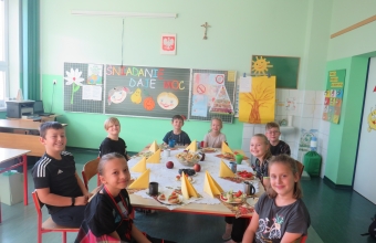 Uczniowie SP w Milaczewie bioracy udzial w akcji Sniadanie Daje Moc (12)