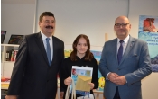 Uczennica klasy VIII podczas obierania nagrod (1)