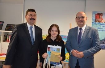 Uczennica klasy VIII podczas obierania nagrod (1)