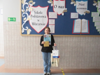 Uczennica klasy VIII, ktora otrzymala I miejsce w konkursie Zlap za stery do swojej kariery (2)