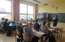 Uczniowie SP w Milaczewie podczas warsztatow z sposobow wykonania lapbooka (8)