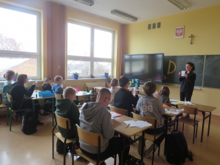 Uczniowie SP w Milaczewie podczas warsztatow z sposobow wykonania lapbooka (8)
