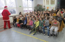 Uczniowie SP w Milaczewie podczas spektaklu Mikolajkowy worek prezentow (10)
