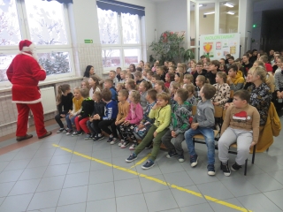 Uczniowie SP w Milaczewie podczas spektaklu Mikolajkowy worek prezentow (10)