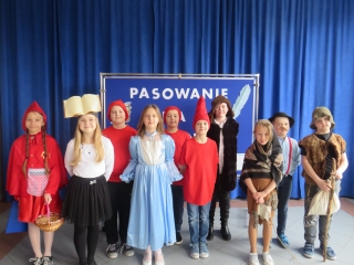 Uroczystosc pasowania na czytelnika uczniow klasy pierwszej 2023 (7)