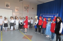 Uroczystosc pasowania na czytelnika uczniow klasy pierwszej 2023 (12)