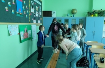 Uczniowie klasy 4 podczas zajec profilaktycznych