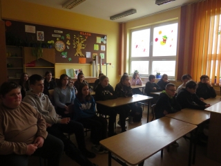 Uczniowie klasy 7 i 8 SP w Milaczewie podczas warsztatow profilaktycznych (2)