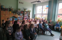 Uczniowie klas I-VI podczas warsztatow ekologicznych (5)