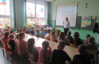 Uczniowie klas I-VI podczas warsztatow ekologicznych (6)