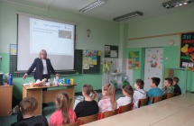 Uczniowie klas I-VI podczas warsztatow ekologicznych (11)