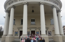  Kilkudziesięcioro przedszkolaków na tle teatru