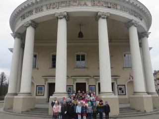  Kilkudziesięcioro przedszkolaków na tle teatru