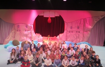 Dzieci z oddzialu przedszkolnego oraz uczniowie klas I-III podczas wycieczki do teatru (2)