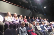 Dzieci z oddzialu przedszkolnego oraz uczniowie klas I-III podczas wycieczki do teatru (1)