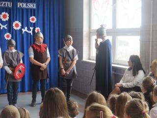 Uczniowie na apelu z okazji Chrztu Polski 