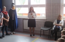 Uczniowie na apelu z okazji Chrztu Polski 