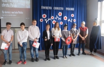 Kilku dzieci szkoły podstawowej na apelu