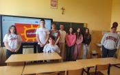 Uczniowie klasy 8 podczas realizacji programu Unplugged